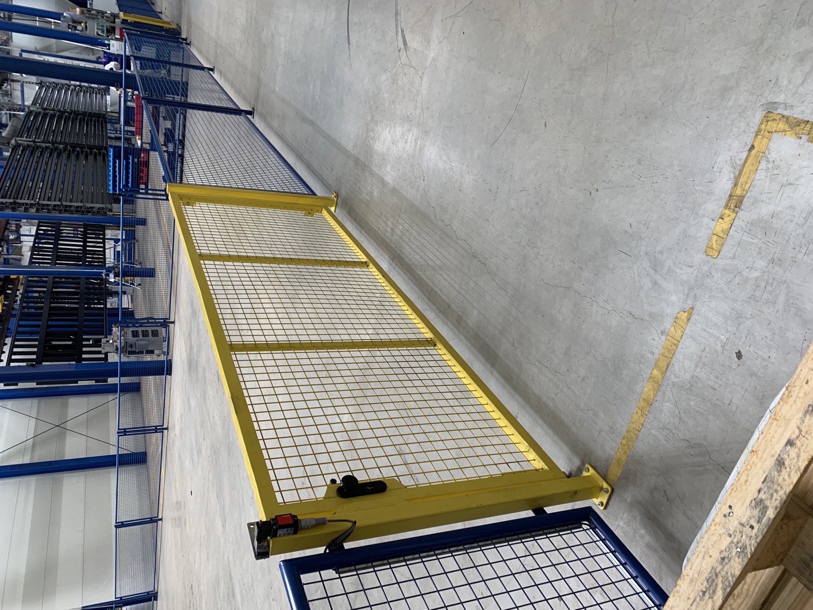 Gelbes Industrietor mit Schutzgitter