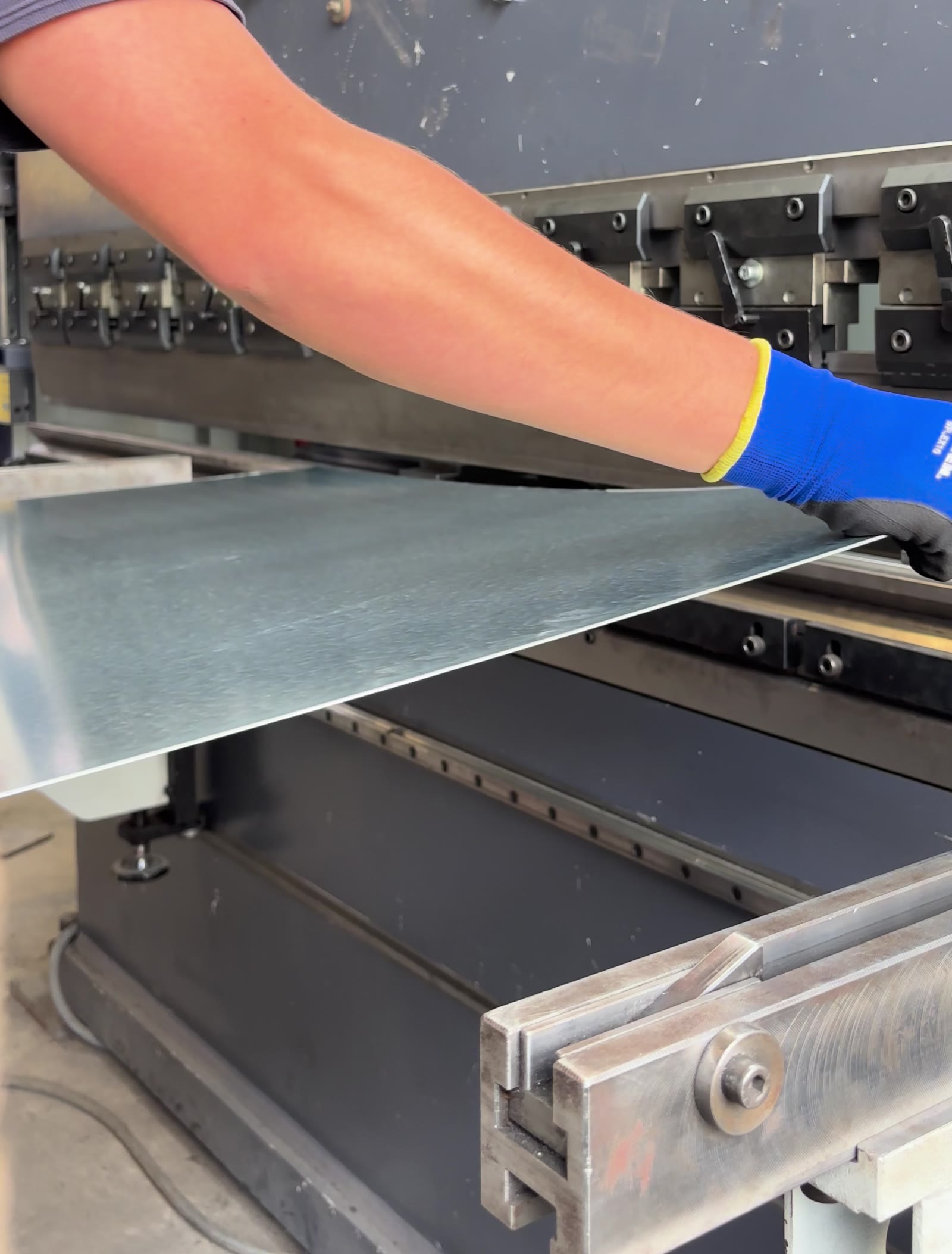 Blech wird an der CNC-Kantbank eingelegt