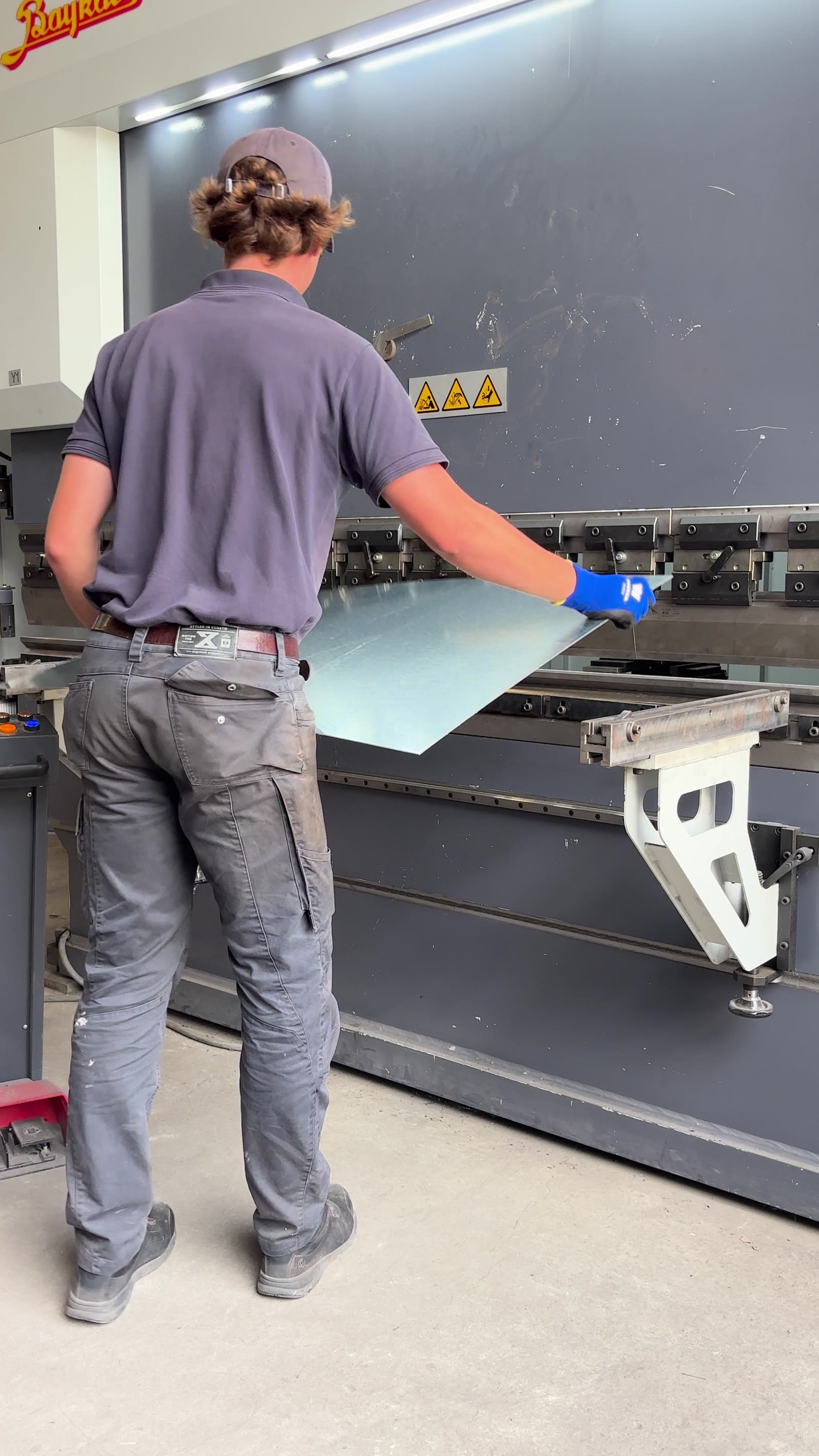 Mitarbeiter an der CNC-Kantbank