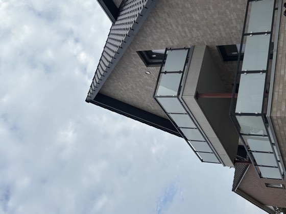Glasbalkone an einem Neubau