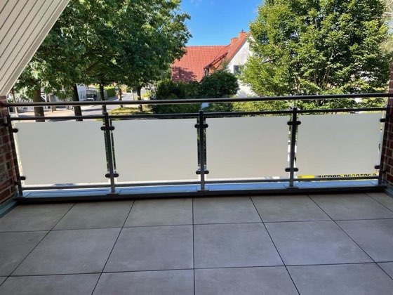 Balkon mit Glasgeländer