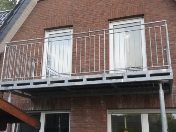 Nachträglich angebauter Balkon mit Stabgeländer
