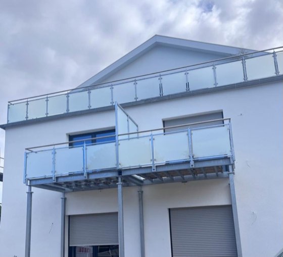 Balkon mit Glasgeländer an einem Haus