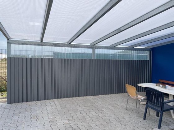 Überdachung mit Trapezblech-Wand und Sitzplatz