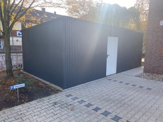 Blechgarage aus Trapezblech mit Tür