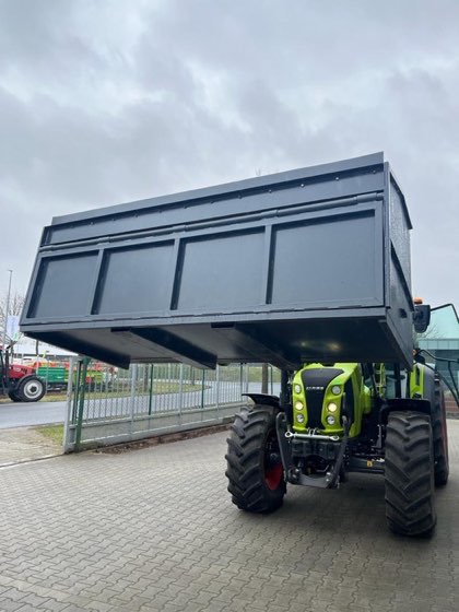 Transportbehälter am Traktor mit Frontlader