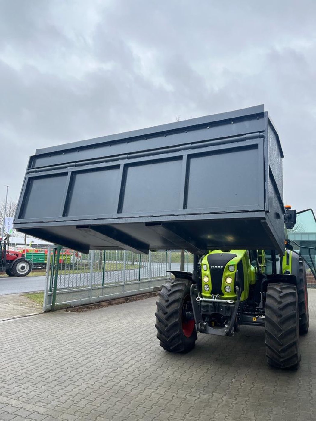 Transportbehälter am Traktor mit Frontlader