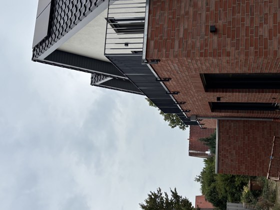 Stahlgeländer an der Dachterrasse eines Neubaus