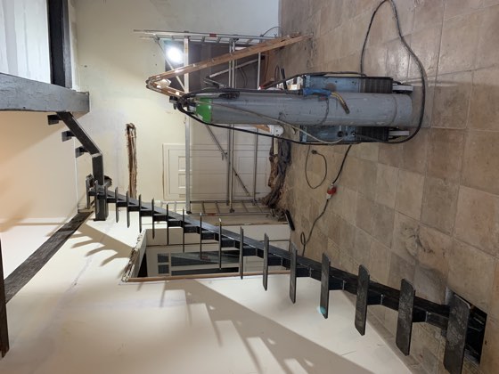 Stahltreppe im Rohbau, ein Schweißer arbeitet