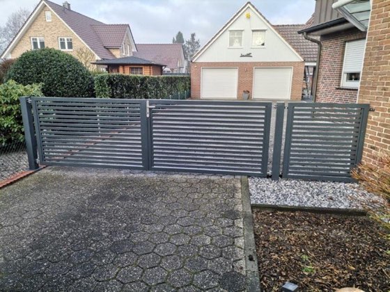 Schiebetor aus Alu-Lamellen