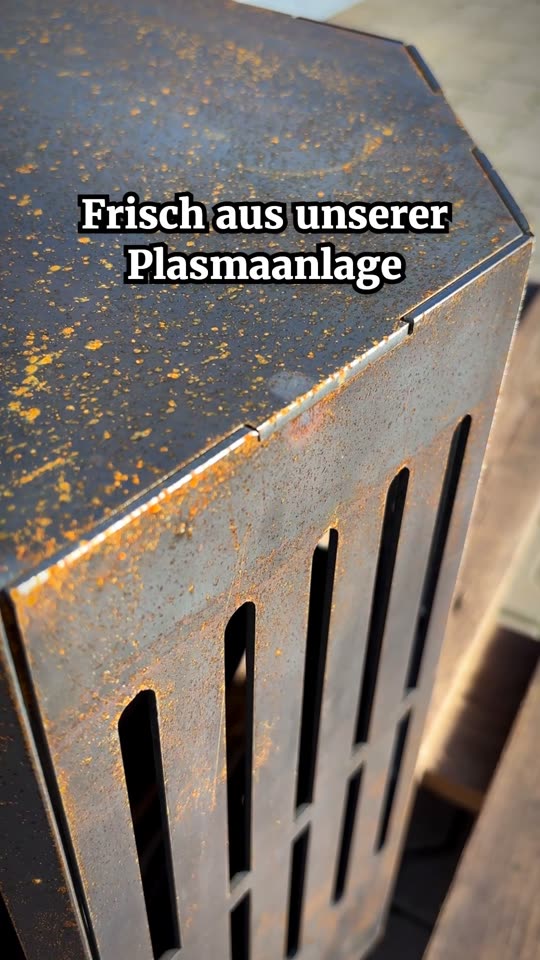 Frisch aus der Plasmaanlage geschnittenes Stahlbauteil